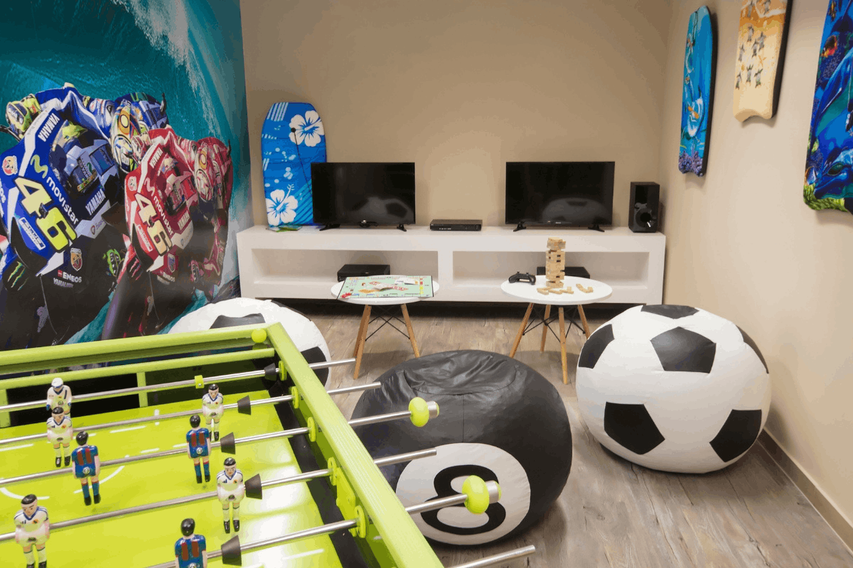 Adventure Friends en Krystal Grand Los Cabos con sala de juegos, futbolito y entretenimiento para adolescentes.